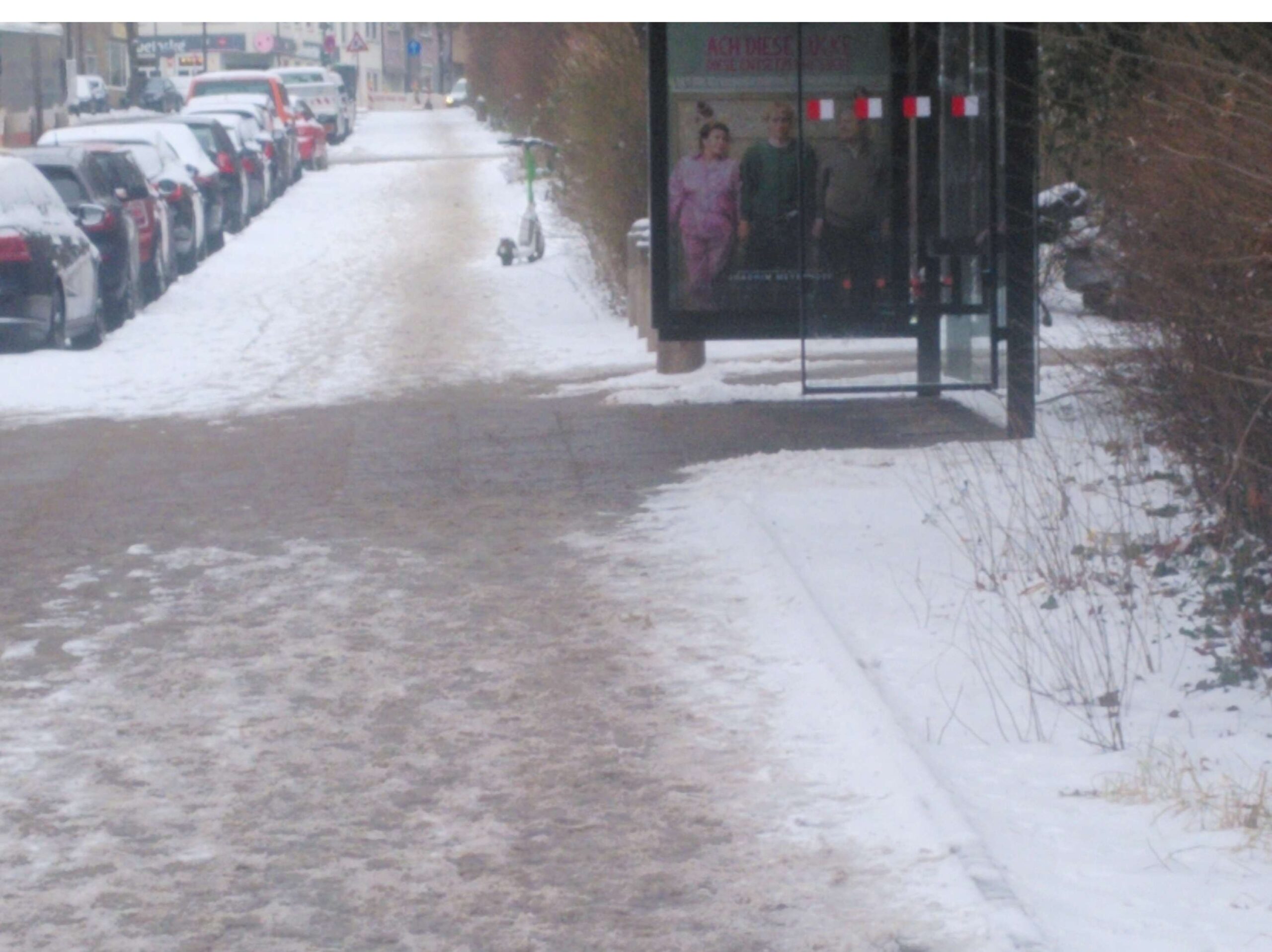 Vor der TU Hamburg ist der Bereich der Bushaltestelle geräumt, aber weder der Radweg noch der Gehweg geräumt.