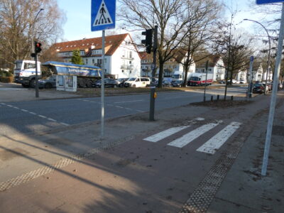 Zebrastreifen auf dem Radweg bei der Querung vor Ampel