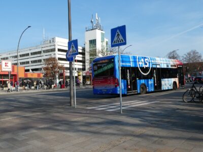 Am Zugang zur Bushaltestelle ist ein Zebrastreifen über dem Radweg aufgebracht