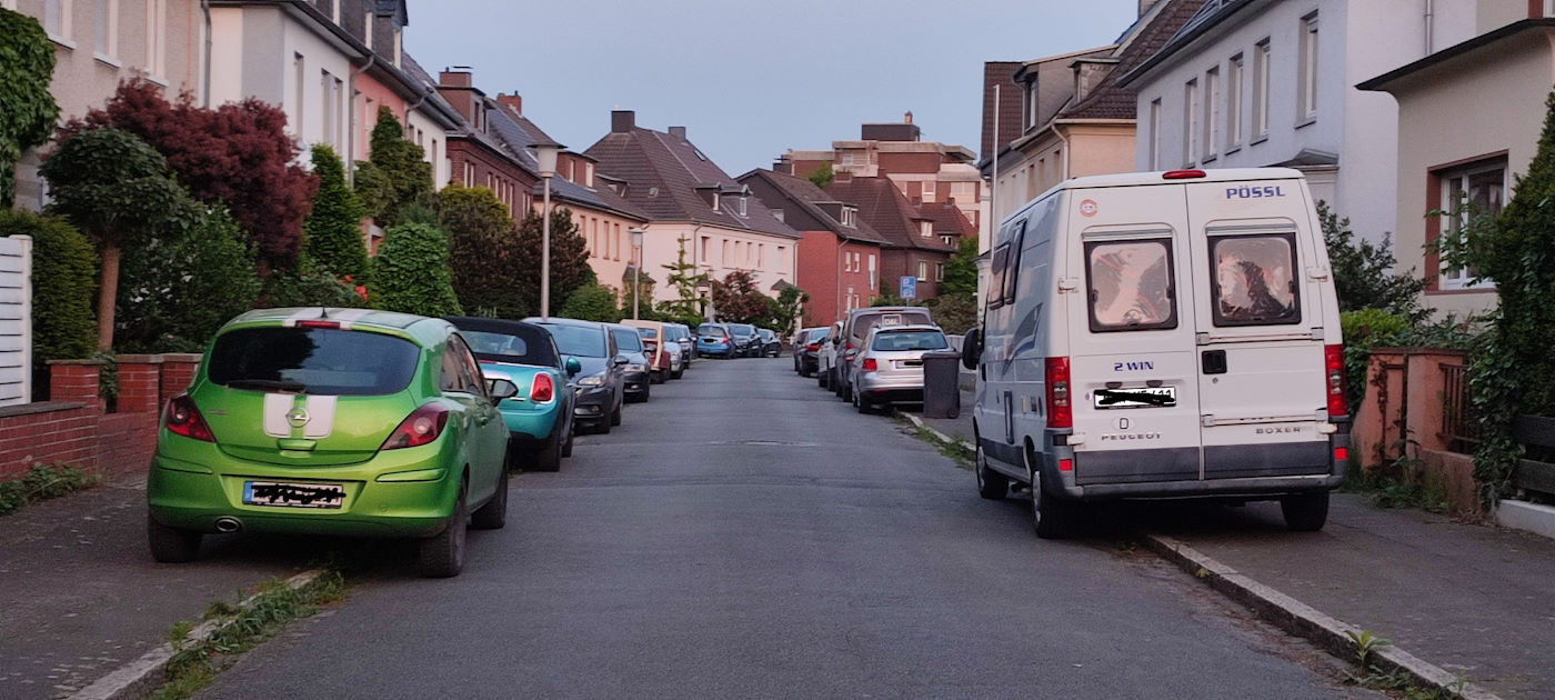 Beidseitig parkende Autos in der Fichtestraße