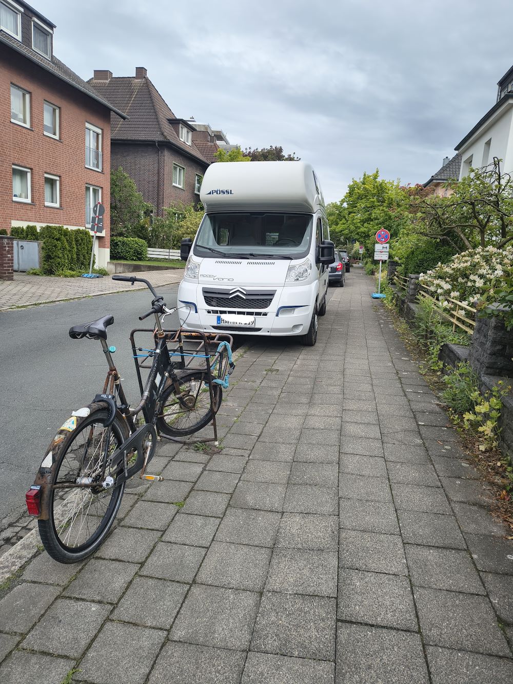 Lastenrad, Wohnmobil, Halteverbotsschild auf dem Gehweg der Fichtestraße.