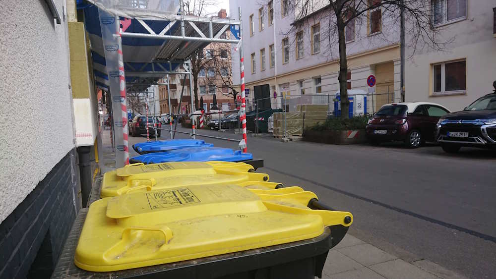 Mülltonnen versperren FußgängerInnen den Weg