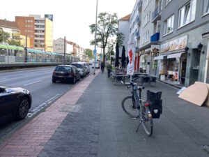 Ein gastronomisch intensiv genutzter Bereich, ohne Gehweg und mit zu schmalen und Radweg. Foto: Simons, FUSS e.V.