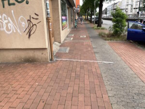 Foto: Hier ist der Fußweg nur 1,60 m breit inklusive Gitterbodenstruktur/Blechdeckel der Kellerfenster Die allgemeine Vorgabe sind 2,5 m Breite. Hinzu kommt: Im Zuge einer Erneuerung des Fuß- und Radweges ist mit einer Verbreiterung der Baumscheiben in Richtung Gehweg zu rechnen. Wenn eine Verbreiterung des Radweges dazukommt, würde der Gehweg auf eine Minimalbreite von 1,20 m geschrumpft. Foto: Simons, FUSS e.V.