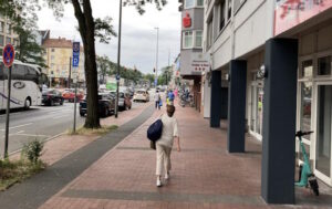 Foto: Fußverkehr in der Vahrenwalder Straße am Vormittag in der Ferienzeit, nachmittags und zu Schulzeiten wird es hier deutlich voller. Foto Simons, FUSS e.V.