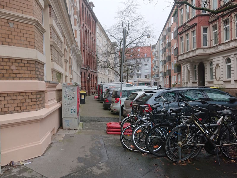 Vollgestellter Gehweg in Hannover