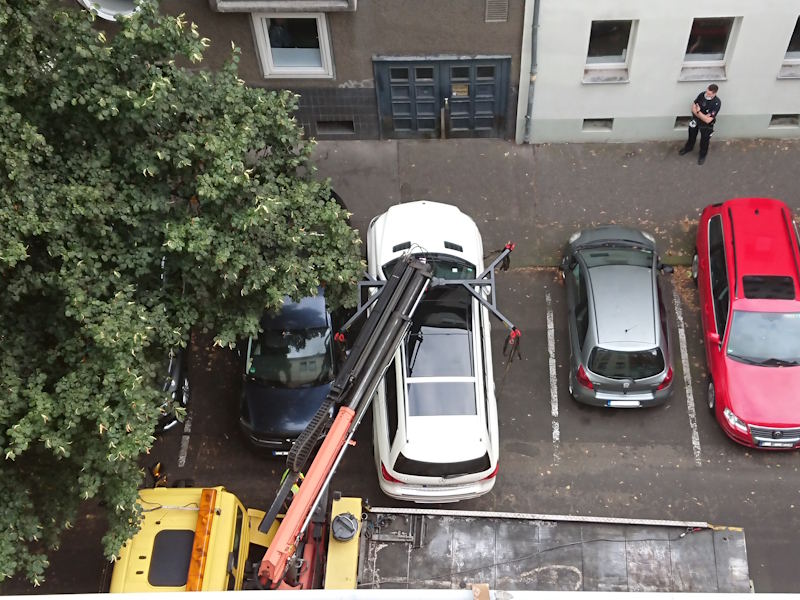 Foto,: Ein Auto, das im Parkverbot steht, wird angeschleppt