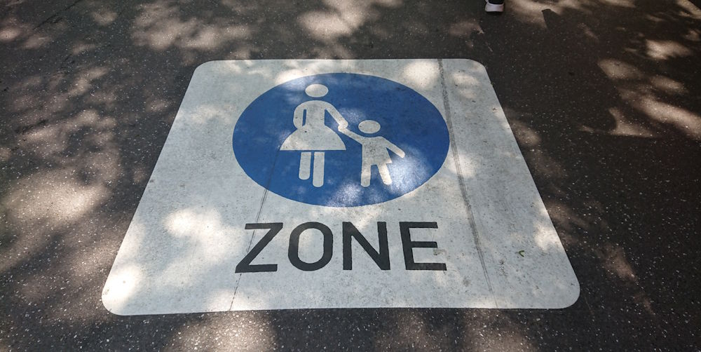 Foto von einem Piktogramm "Fußgängerzone"