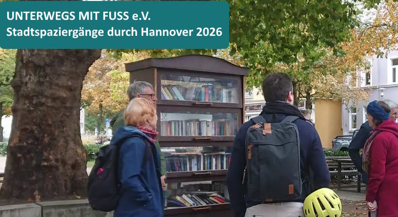 Menschen vor einem Bücherschrank