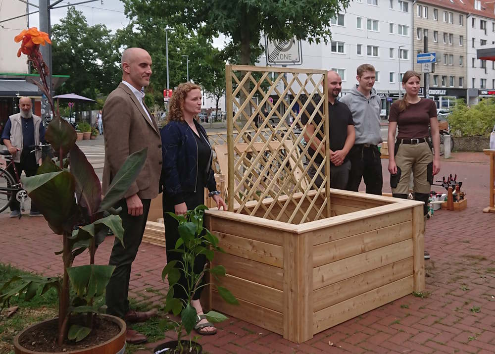 Menschen mit Hochbeet