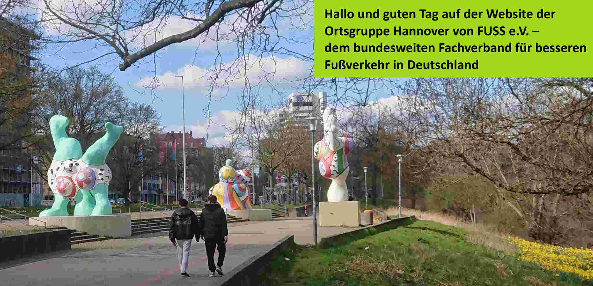 Fussgänger am Leineufer in Hannover mit Nanas