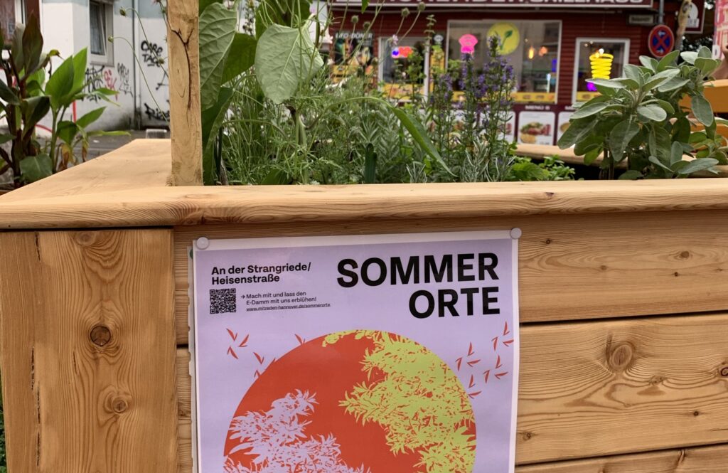 Blumenbeet mit Plakat