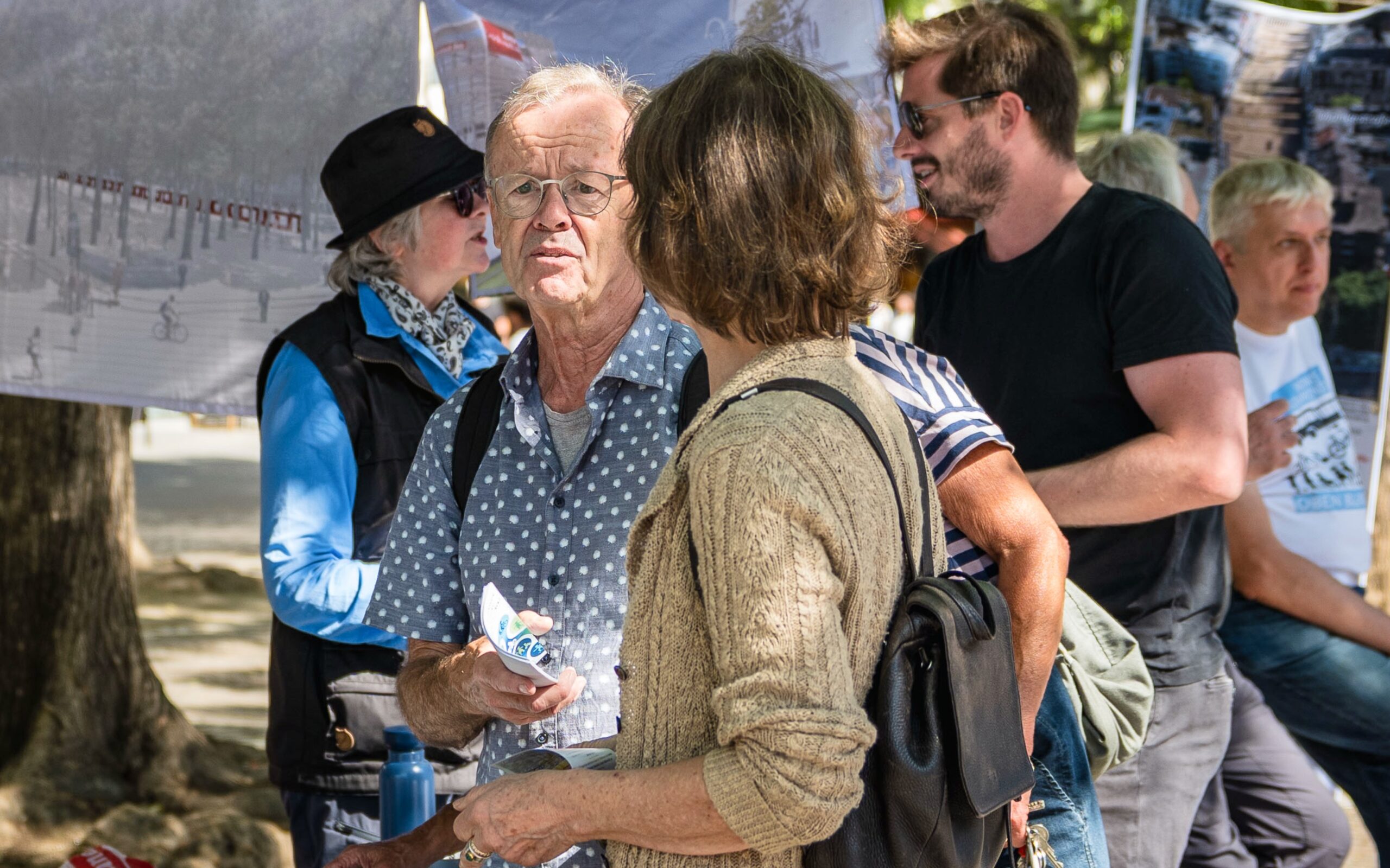 Menschen unterhalten sich am Infostand des Kölner Fuss e.V.; ©Lucas Rosenthal