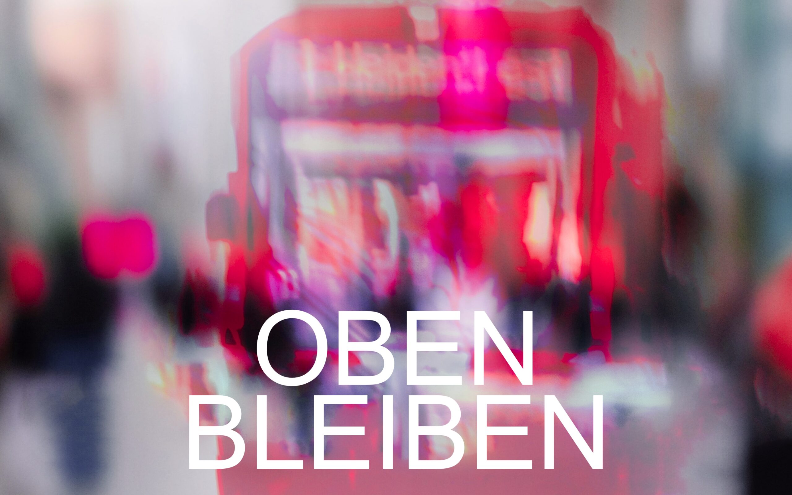 Grafik mit einer unscharfen Straßenbahn im Hintergrund, im Vordergrund der Slogan Oben bleiben © Anne Grose