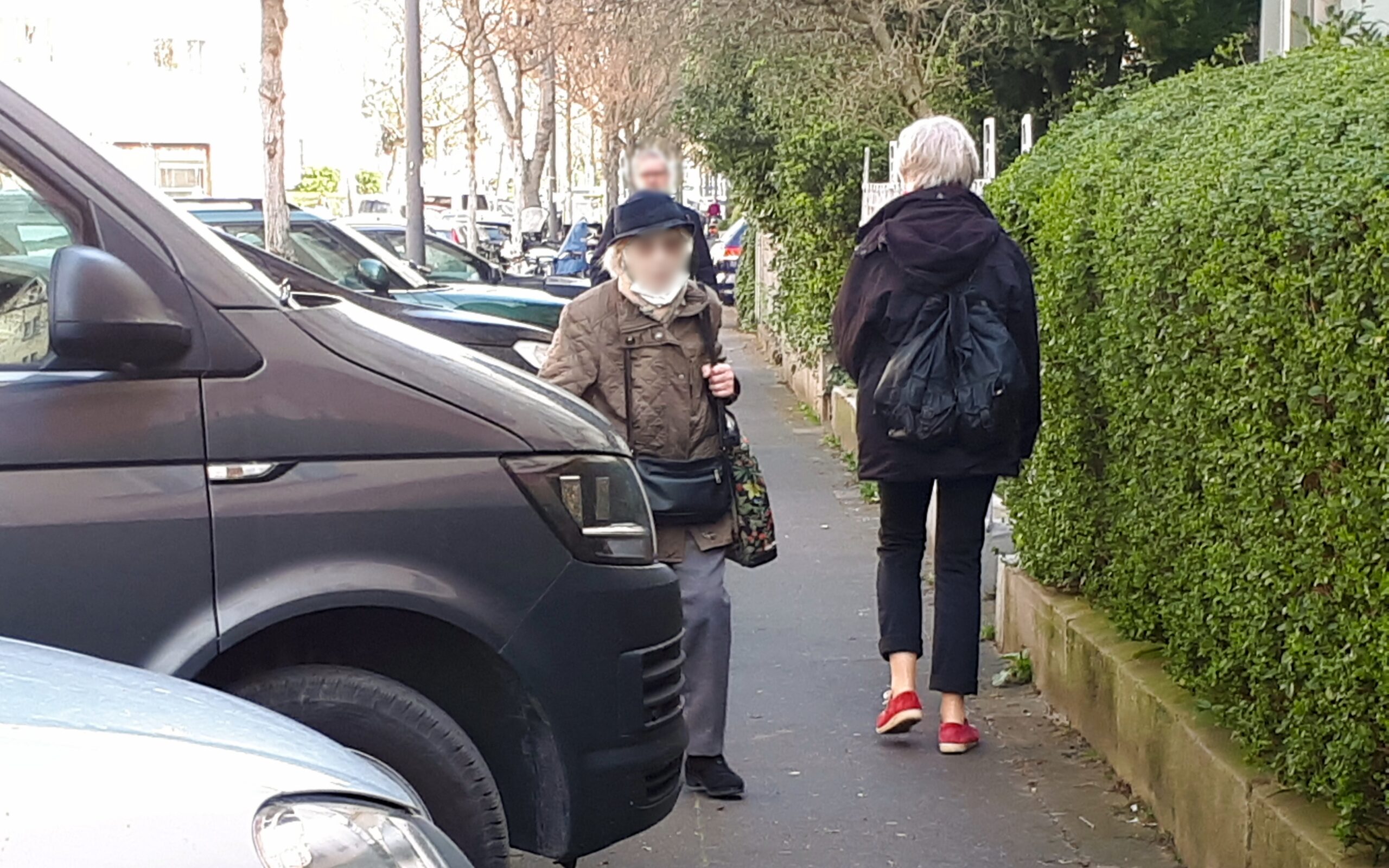 Auf dem Gehweg in der Petersbergstraße können Zufußgehende nicht aneinander vorbeigehen, weil dort Autos aufgesetzt parken und den Weg versperren. ©Anne Grose
