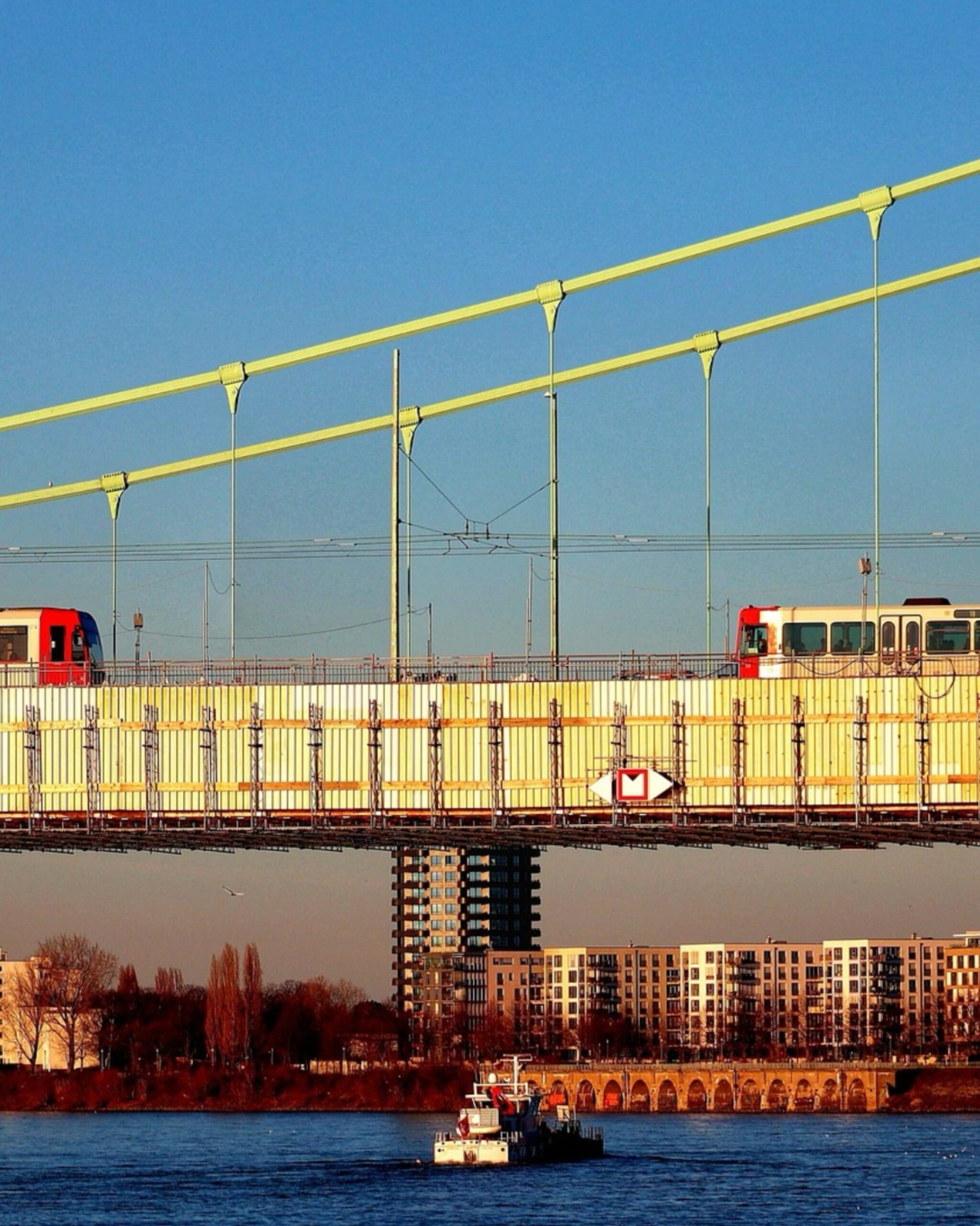 Blick auf die Mülheimer Brücke in Köln