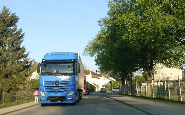 ungleiche Kräfteverhältnisse. Schwerlastverkehr und Kind, Abstand weniger al 30 cm