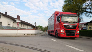 LkW mit 50km/h entlang des Schulweges