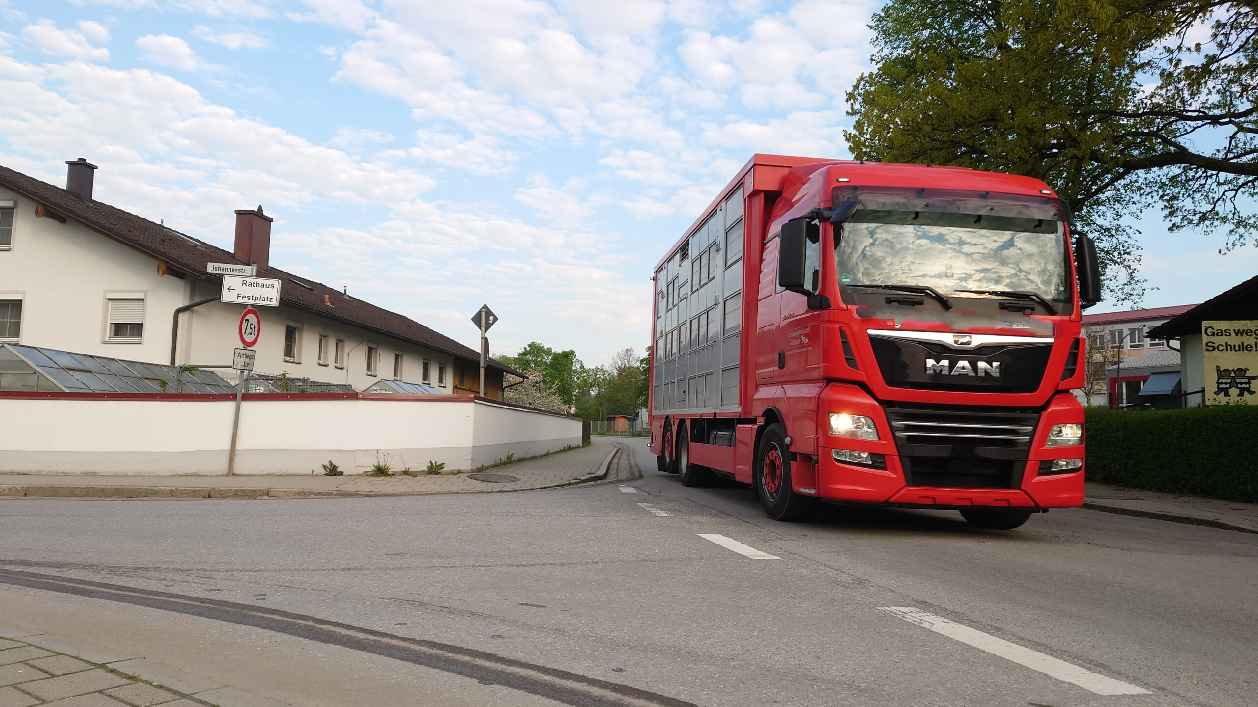 LkW mit 50km/h entlang des Schulweges