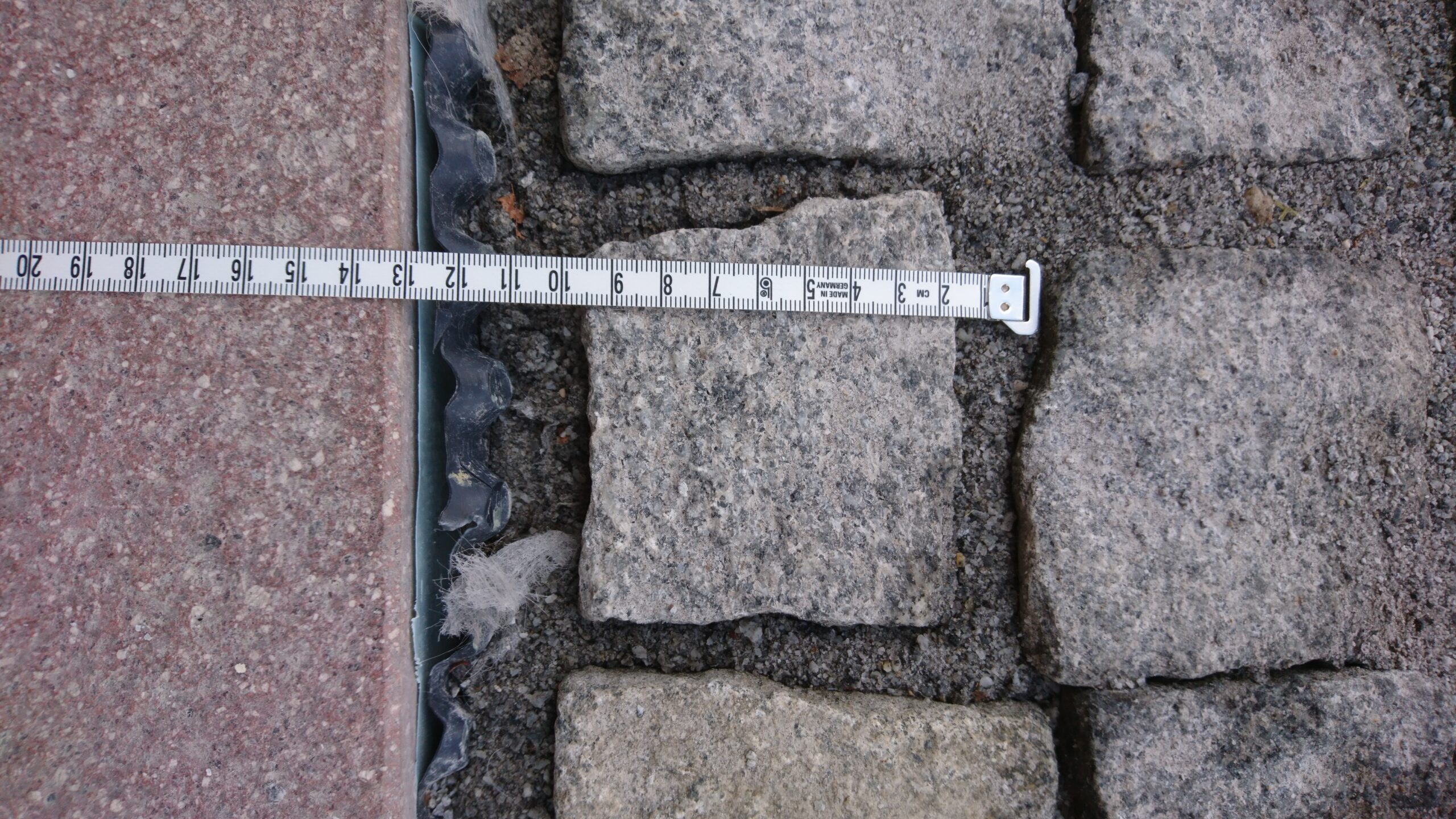 Riesenfugen im Eingangsbereich- ist das barrierefrei?