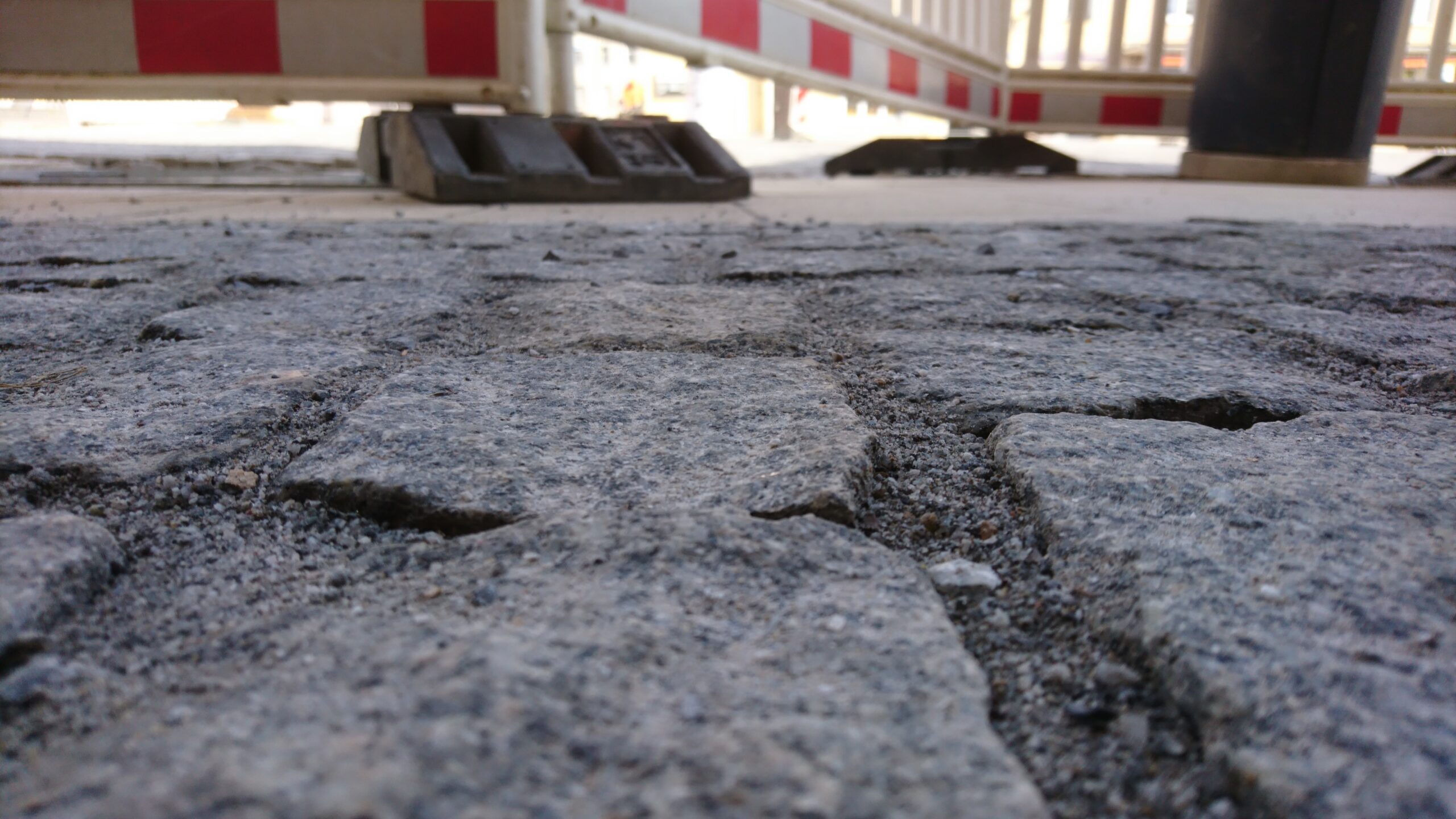 gebrochenes Granitkleinstein- Einladung zum Stolpern