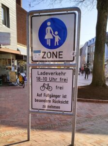 Eingang Fußgängerzone Westerstede mit ausdrücklichem Hinweis zur Rücksichtnahme auf Fußgänger