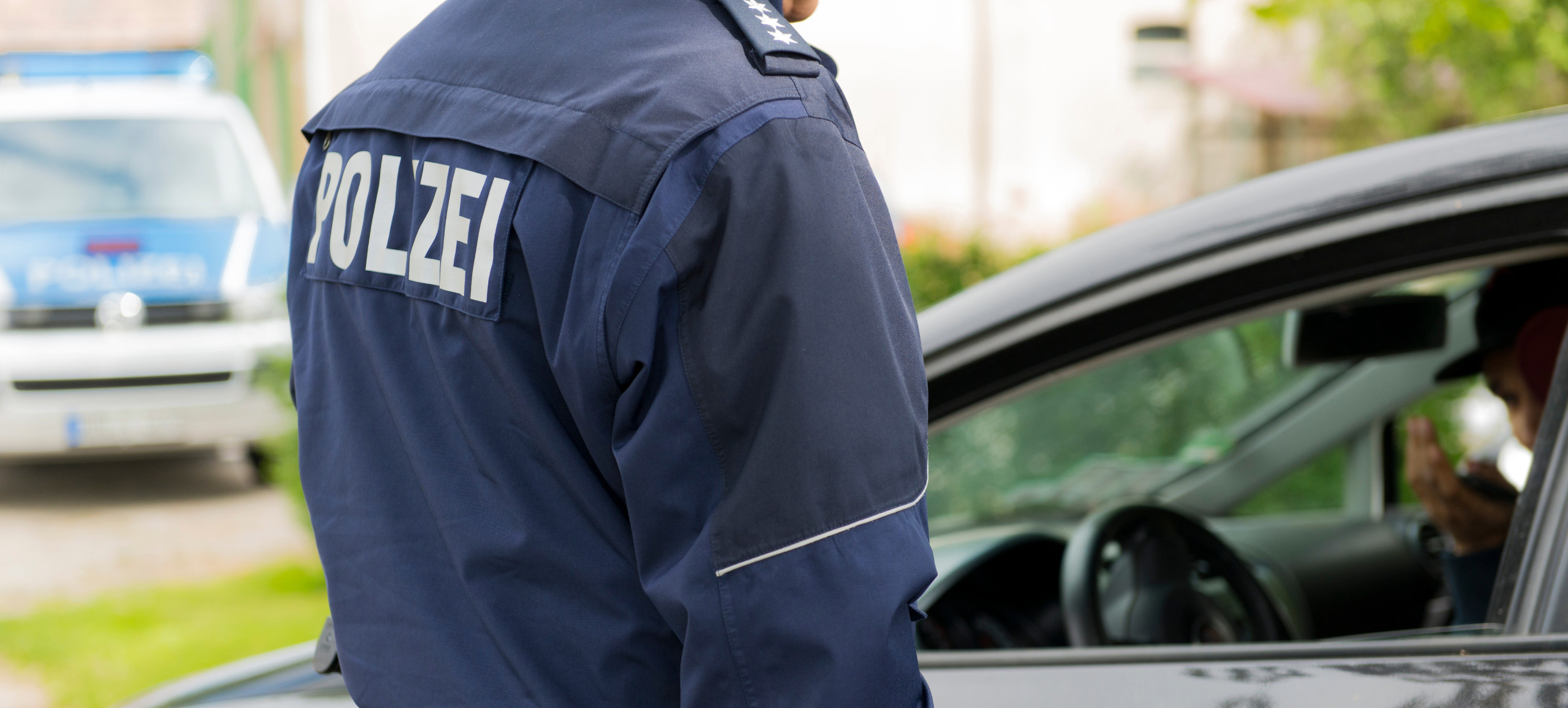 Autofahrer in einer Polizeikontrolle