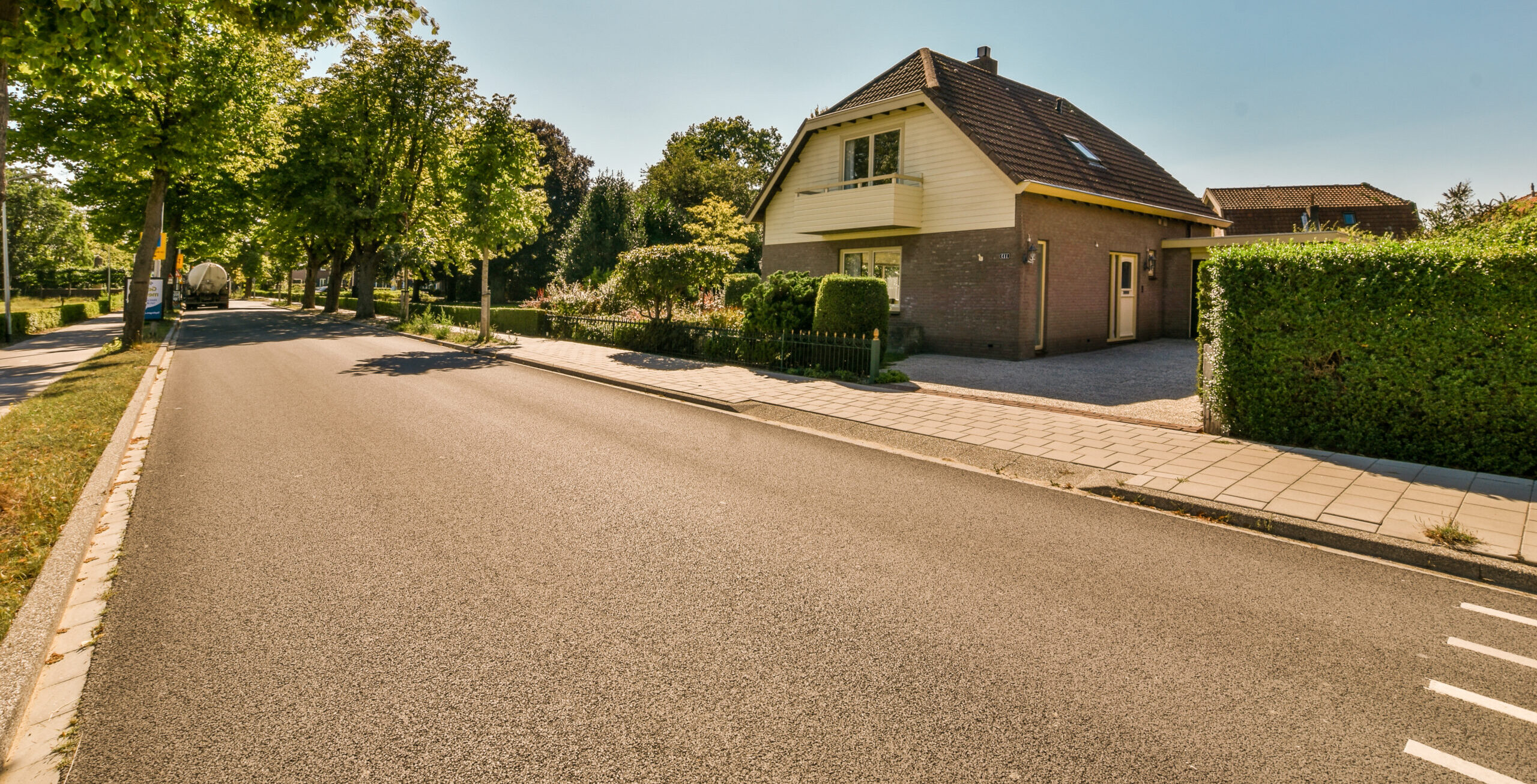 Grundstückszufahrt mit durchgehendem Gehwegpflaster