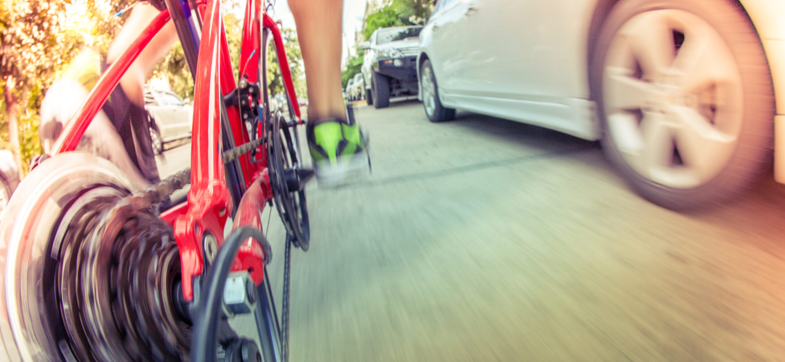 Fahrrad und Auto fahren schnell nebeneinander