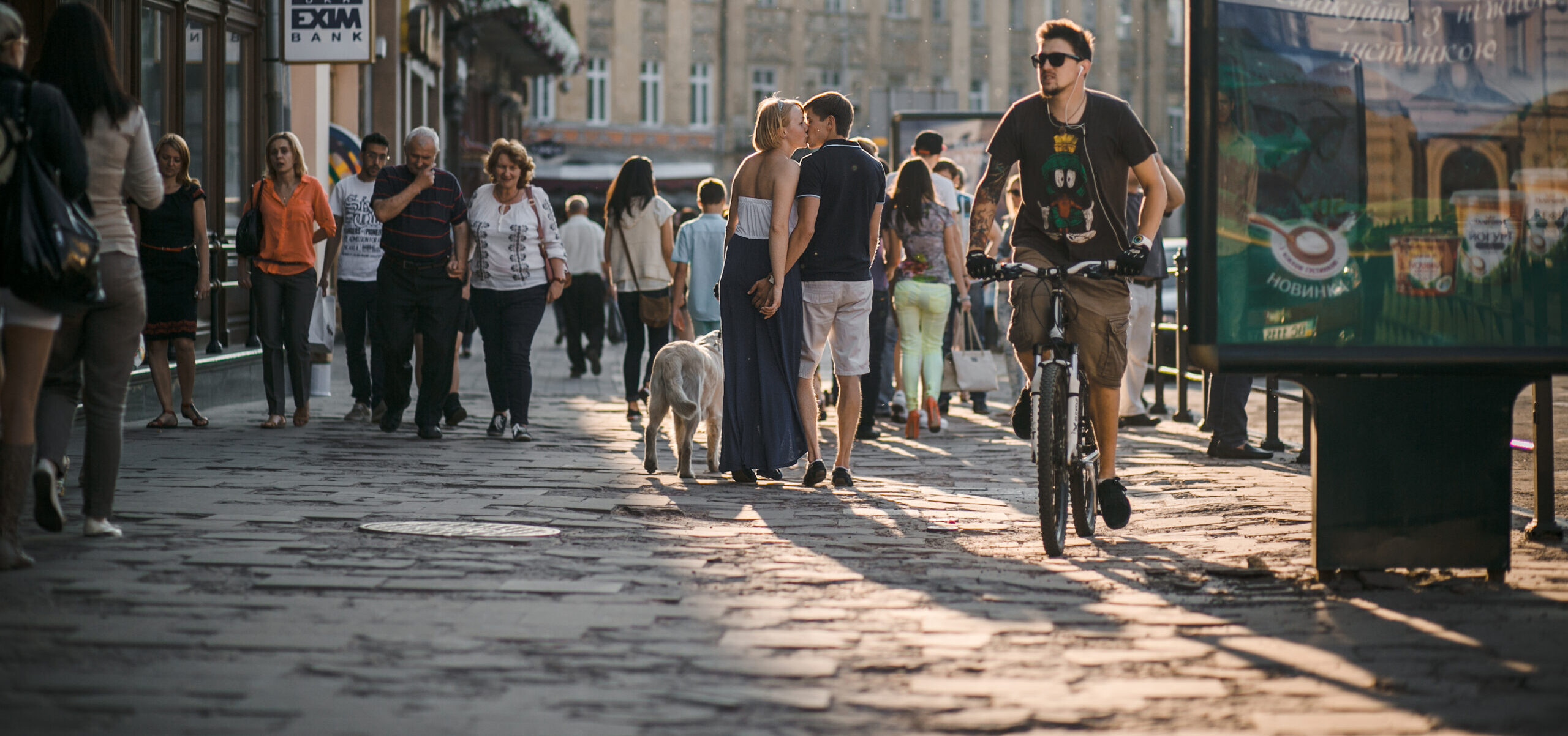 Mann fährt Fahrrad in Fußgängerzone