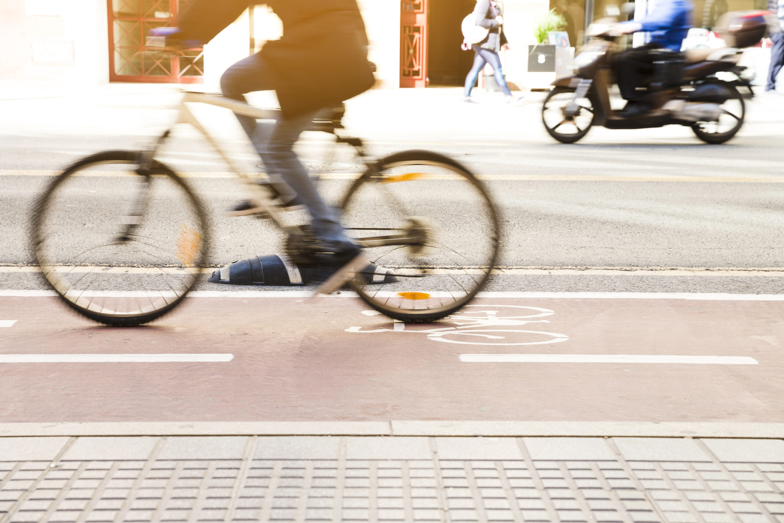Radfahrer und Motorradfahrer fahren schnell – aus Fußgängerperspektive