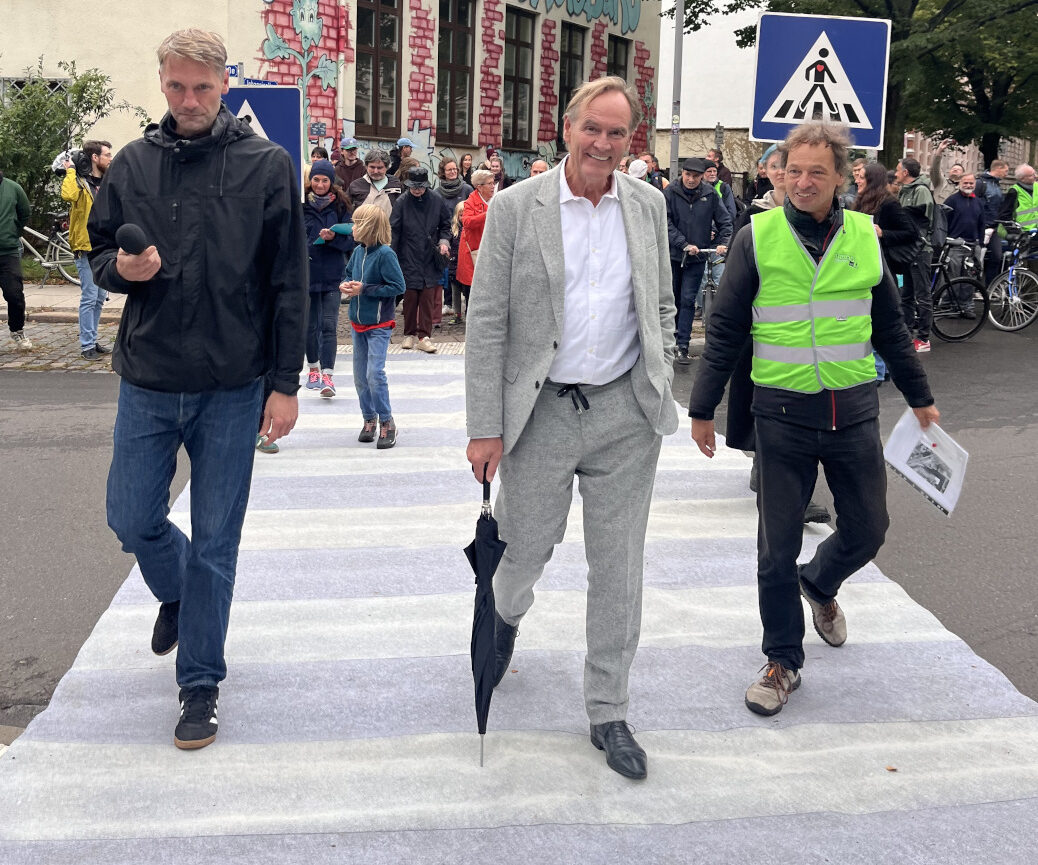 Spaziergang über den Zebrastreifen mit Leipzigs OBM