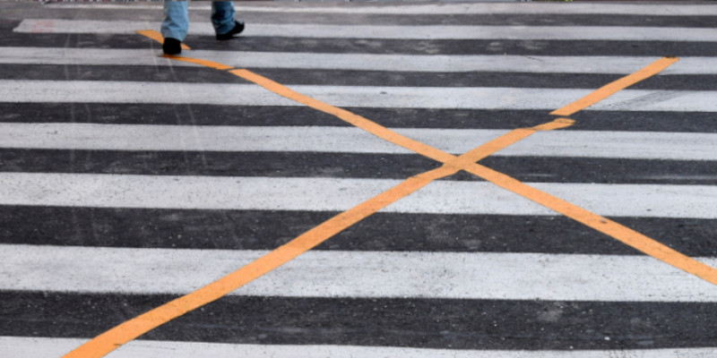 ein mit orangenem Tape gesperrter Zebrastreifen
