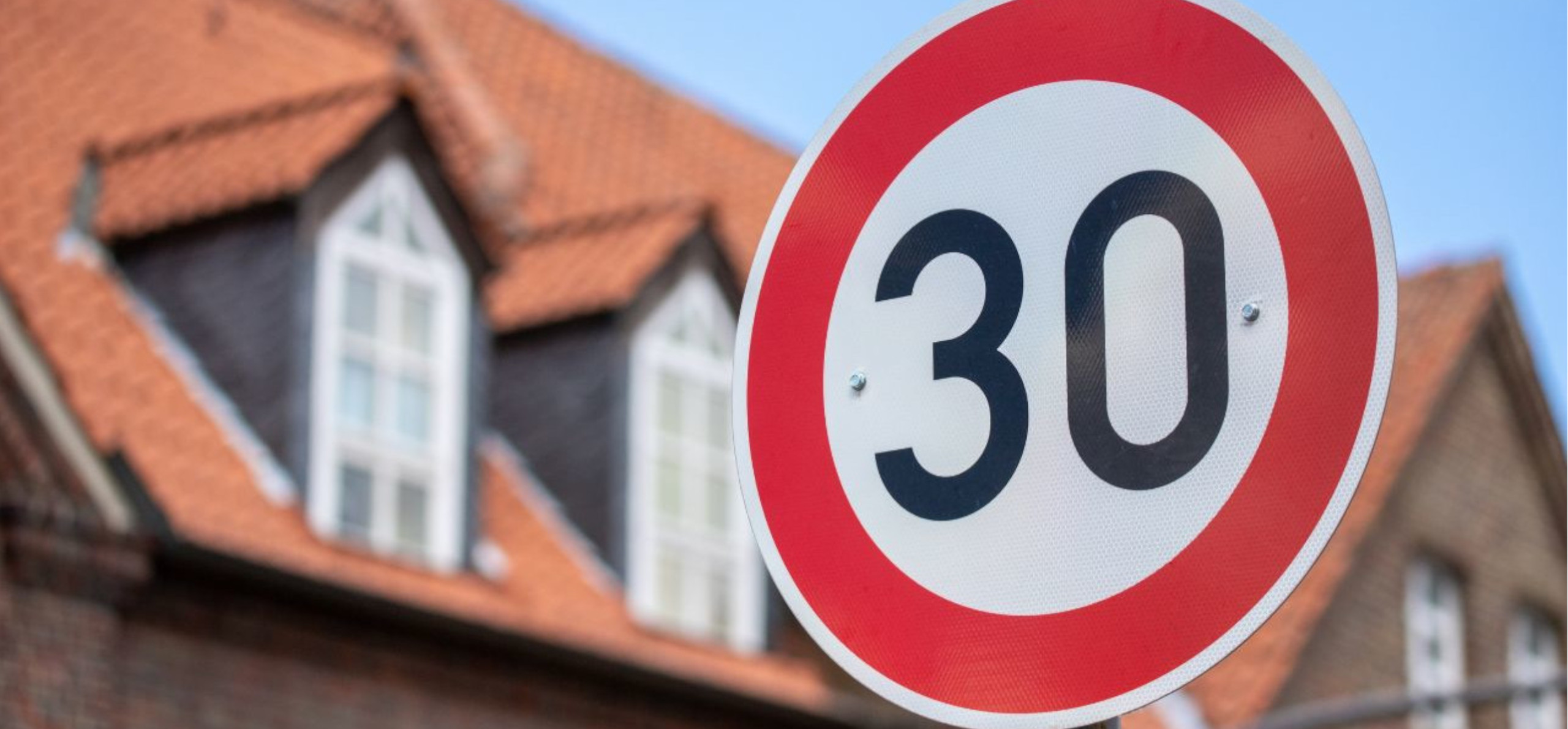 Tempo 30 Schild in einem Wohngebiet