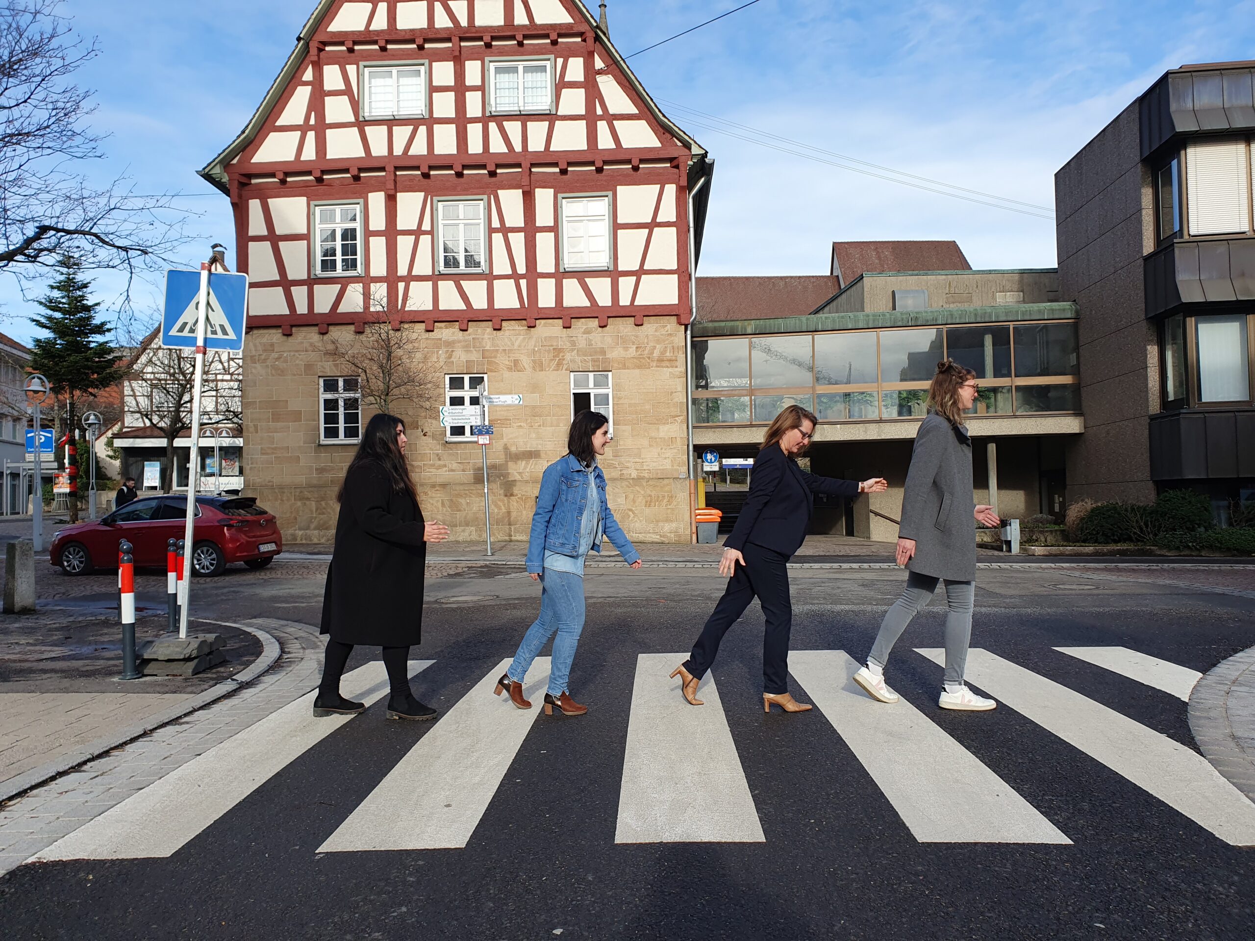 Vier Frauen laufen über einen Zebrastreifen und stellen das berühmte Beatles-Bild nach.