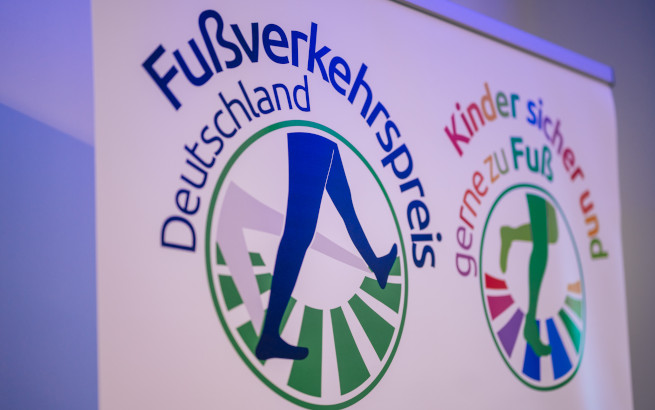 Logos des Fußverkehrspreis Deutschland auf dem Roll-Up