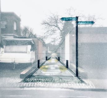 Über ein Foto eines Weges, welcher zwischen zwei Grundstücken vorbei geht liegt eine Skizze, welche schemenhaft eine Verbesserung des Gehweges andeutet.