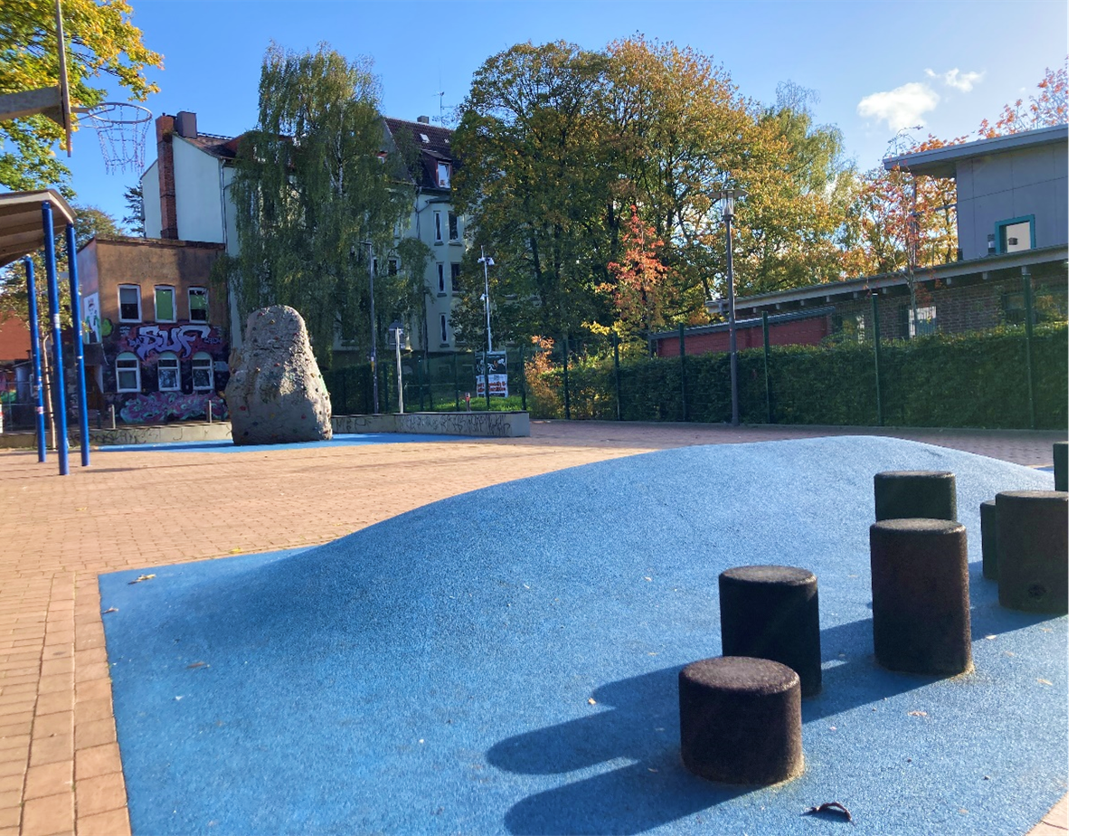 Umgestalteter Quartiersplatz mit Spielmöglichkeiten für Kinder.