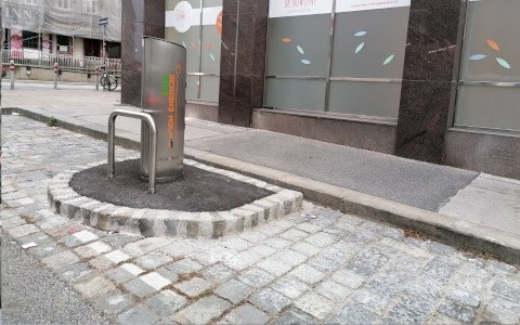 Ladesäule auf Autoparkplatz