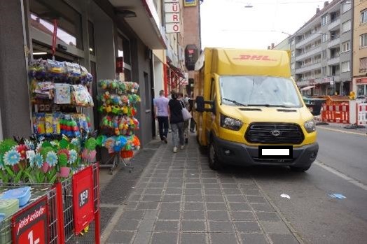 Lieferwagen steht auf dem Gehweg.