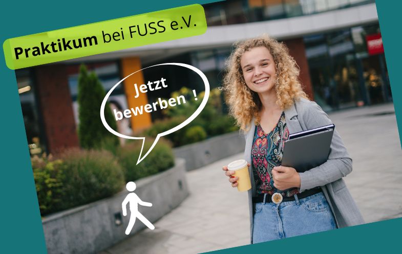 Junge Frau mit Laptop und Kaffeetasse in einer begrünten Fußgängerzone. Aufschrift: Praktikum bei FUSS e.V. Jetzt bewerben.