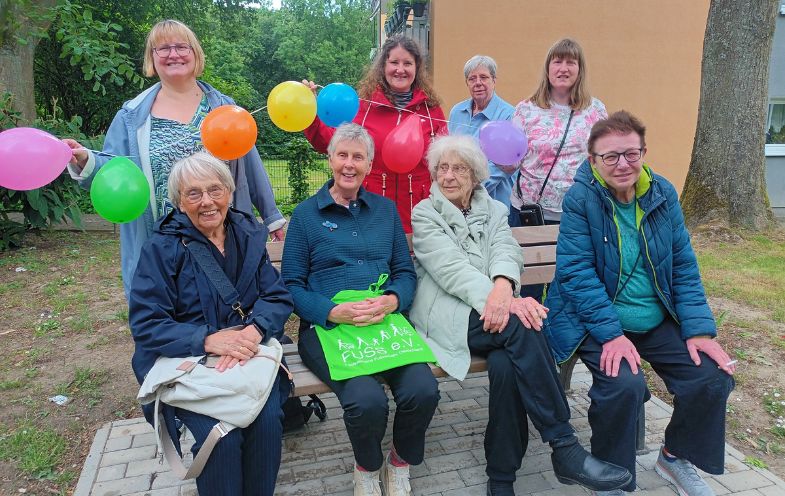 Seniorinnen sitzen auf der neuen Bank