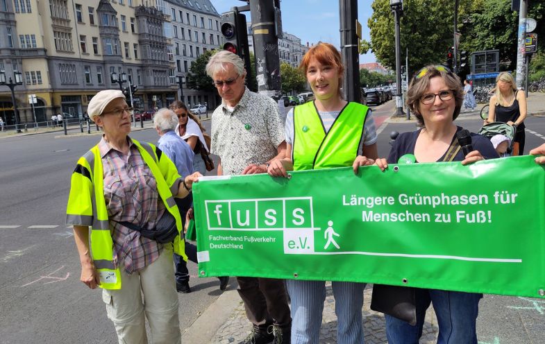 Aktive der Ortsgruppe Berlin mit dem Banner “Längere Grünphasen für Menschen zu Fuß”
