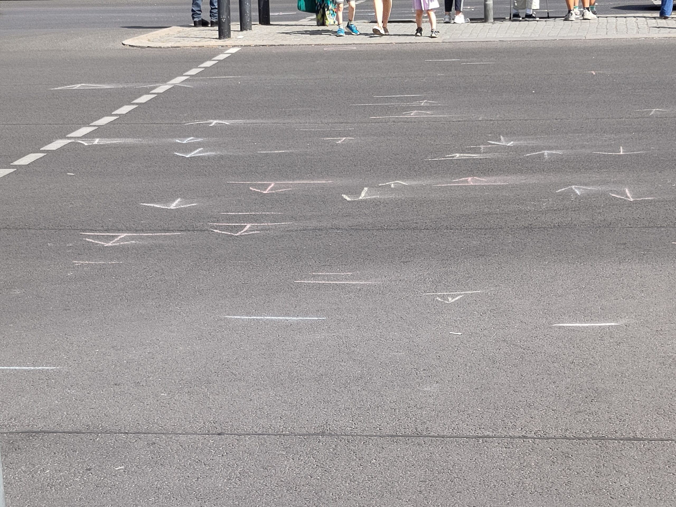 Mit Kreide markierten die Teilnehmenden, bis wohin sie kamen, bis die Ampel wieder auf Rot sprang.
