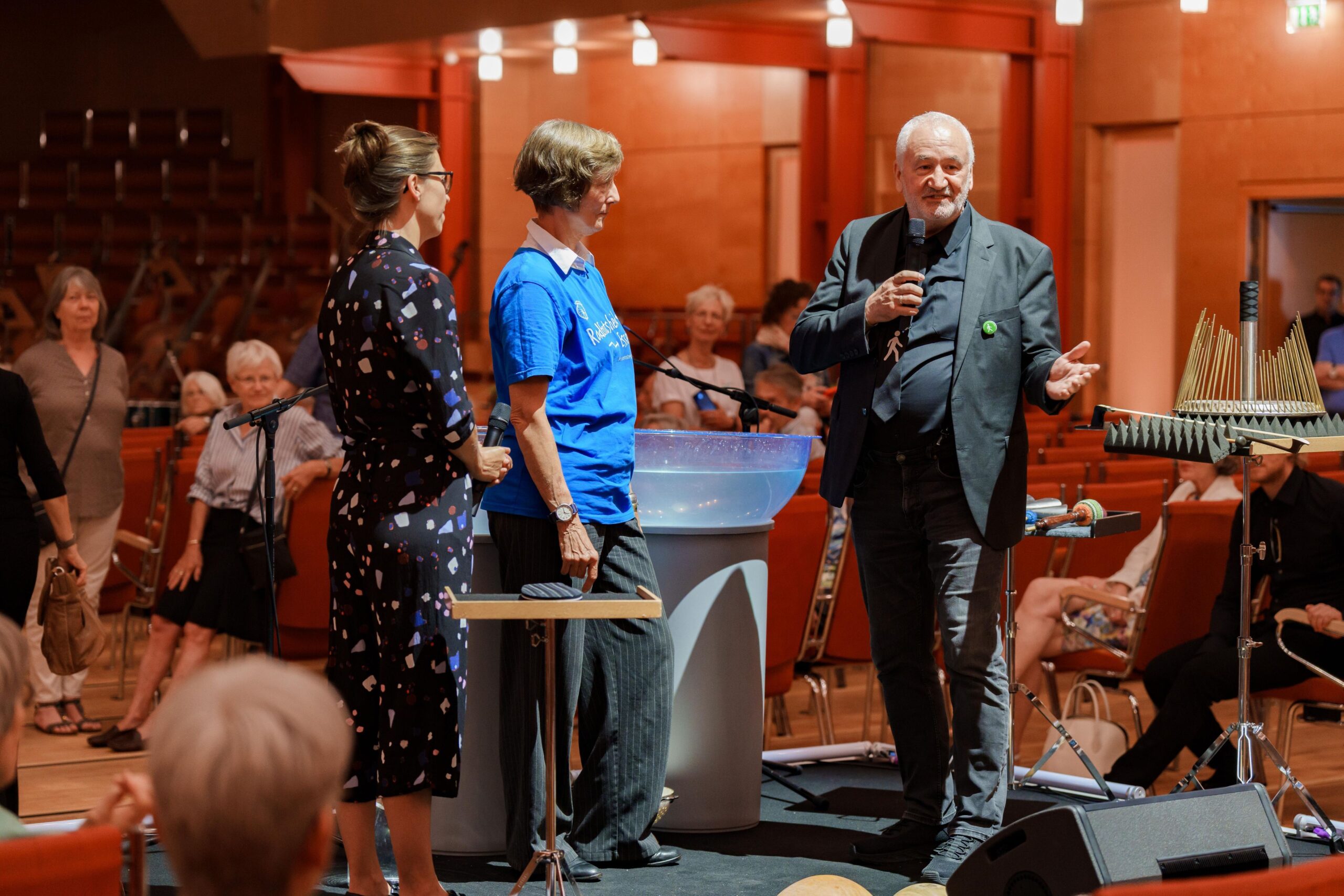 Sprecher der Ortsgruppe Essen Wolfgang Packmohr stellt den Verein dem Konzertpublikum vor