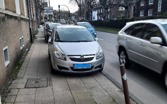 Gehwegparker auf der Sommerburgstraße in Essen