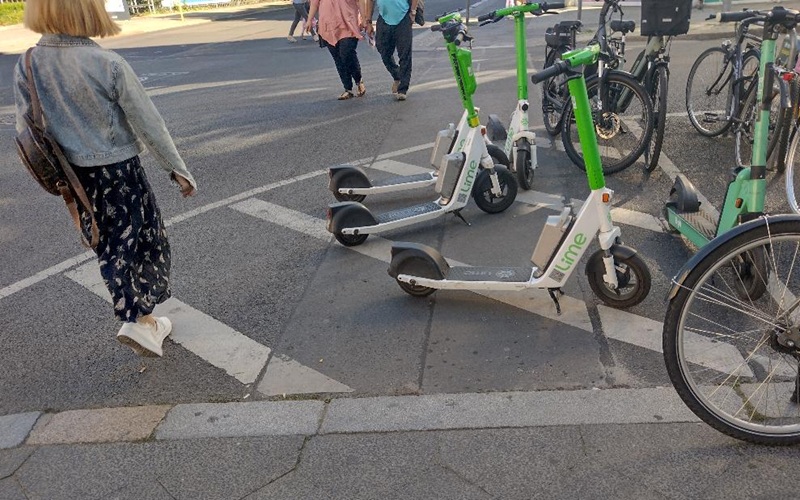 Viele E-Scooter stehen gehendenn Menschen im Weg