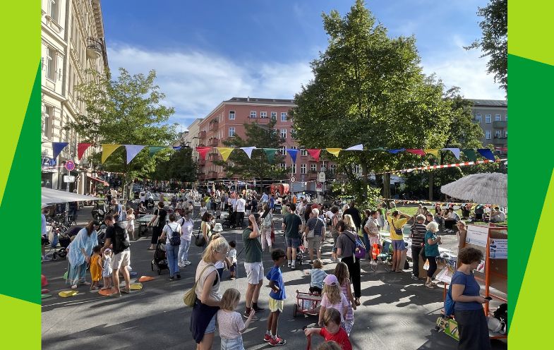 Straßenfest in Berlin, viele Menschen, Infostände, keine Autos