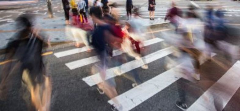 Menschen gehen über einen Zebrastreifen