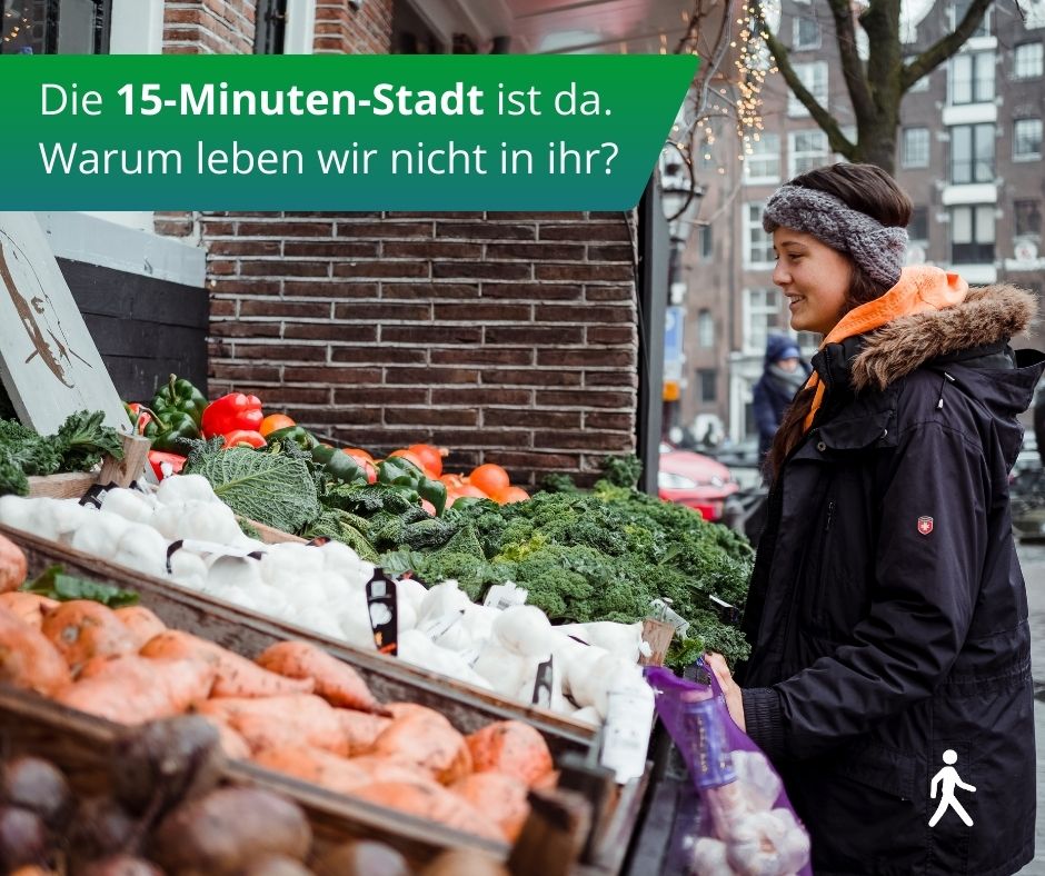 junge Frau beim Einkaufen in einem kleinen Gemüseladen im Quartier